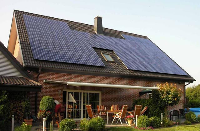 安裝太陽能電池板的屋頂